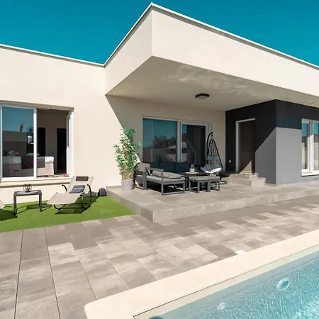 Aria With A Private Heated Pool ヴィラ