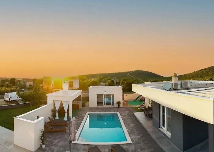 Willa Aria With A Private Heated Pool Debeljak