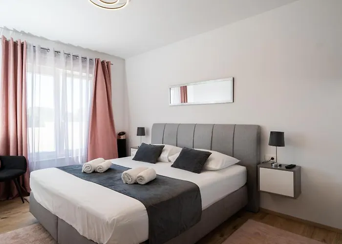 Aria With A Private Heated Pool Debeljak