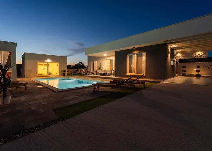 Aria With A Private Heated Pool